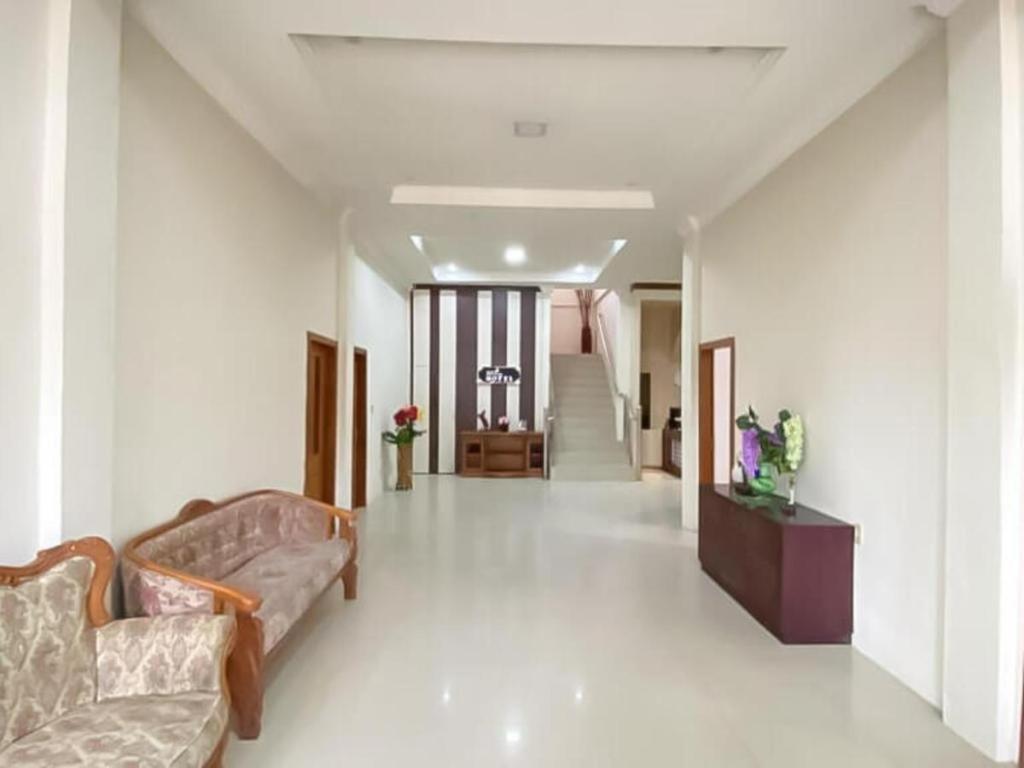Grand Emperom Hotel Mitra Reddoorz 반다 아세흐 외부 사진
